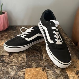 VANS WOMENS size 9.5 VERY lightly worn